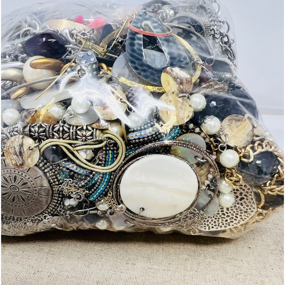 Vintage & Modern Gold & Silver Tone Mixed Metal Scrap/Wearable Jewelry Lot 8lbs - Picture 15 of 16